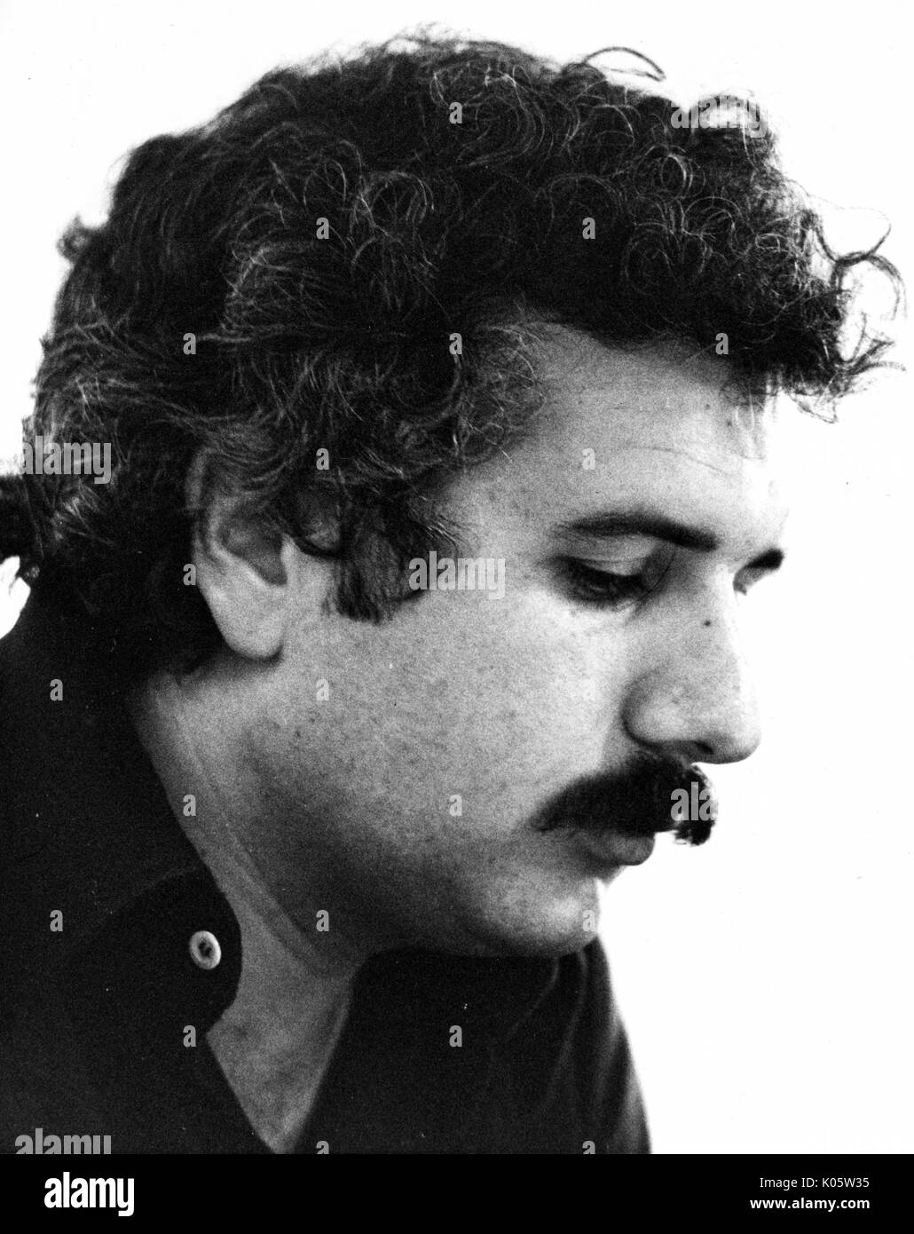 Porträt der israelische Architekt und Autor Moshe Safie, trug ein dunkles Hemd, auf der Suche nach unten, und zu seiner Linken, eine dicken Schnurrbart und ergrauten Haare unter seinen curly Frisur, ernsten Gesichtsausdruck, 1985. Stockfoto