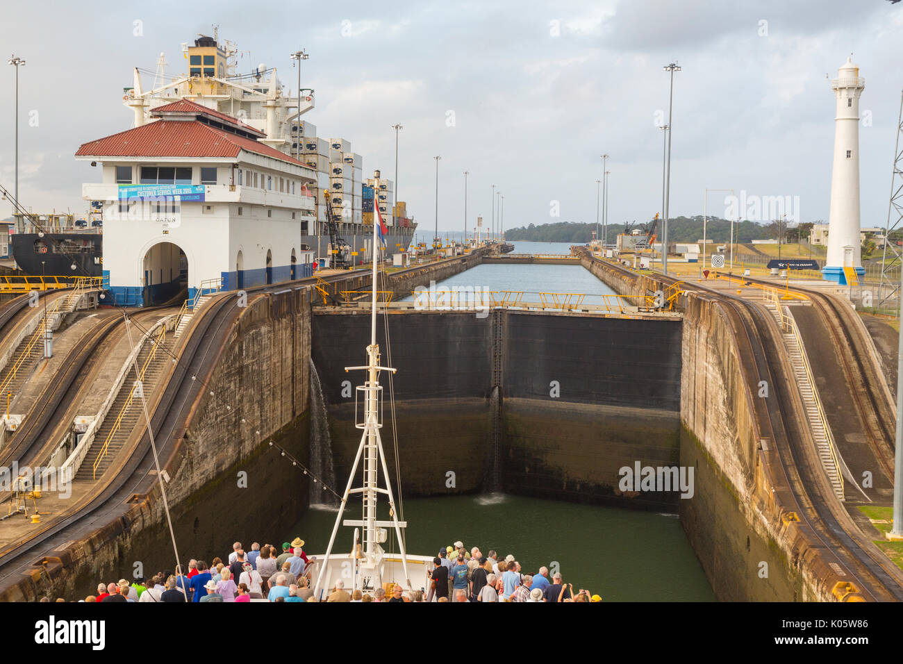 Panama Canal, Panama. Schiff in zweite Schloss nach der Eingabe auf der karibischen Seite. Dritte Sperren und Gatun See vor uns liegen. Stockfoto