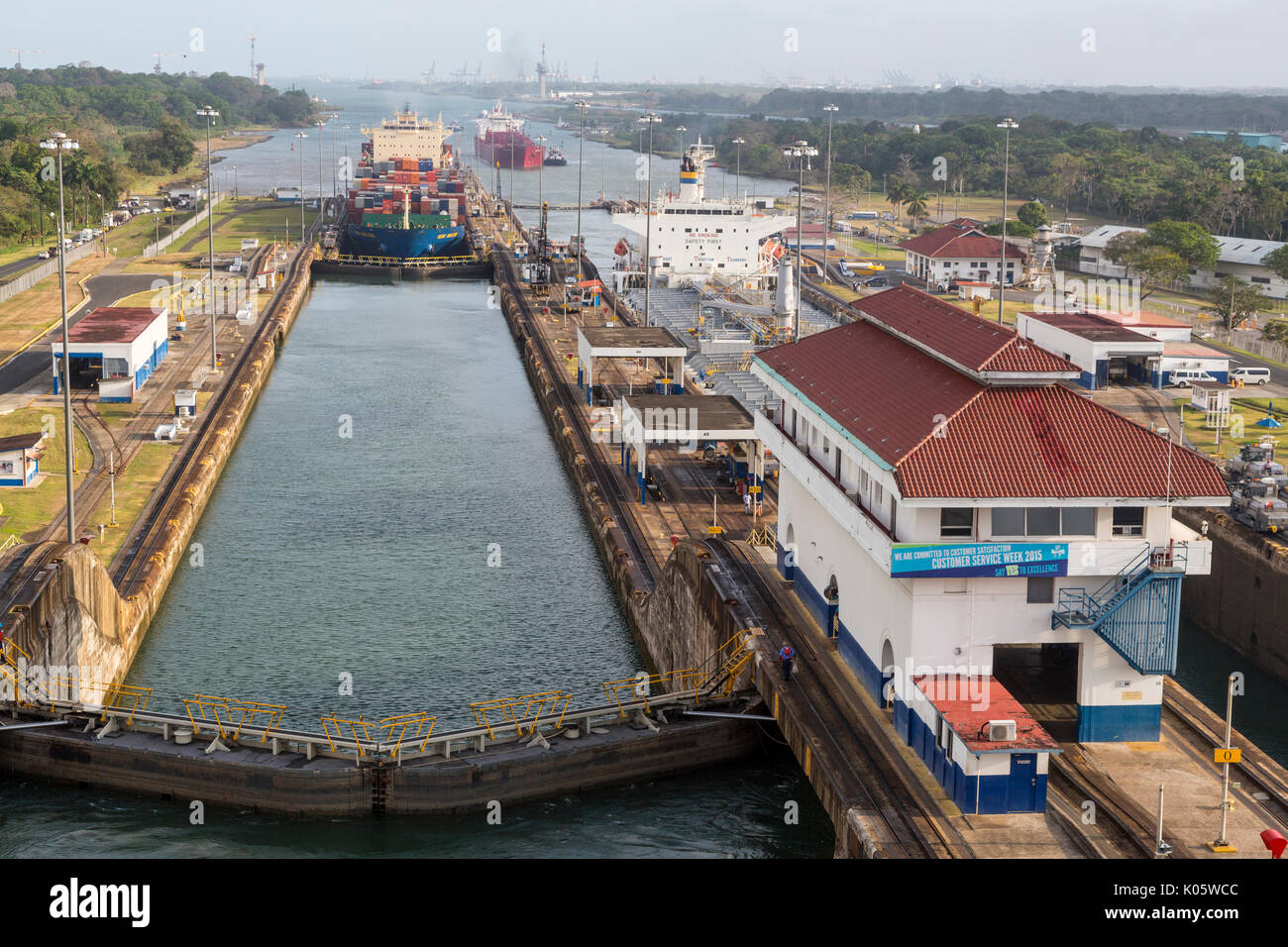 Panama Canal, Panama. Zwei Schiffe, die erste Schleuse auf der karibischen Seite, Richtung Süden. Drittes Schiff erwartet seine Drehen. Stockfoto