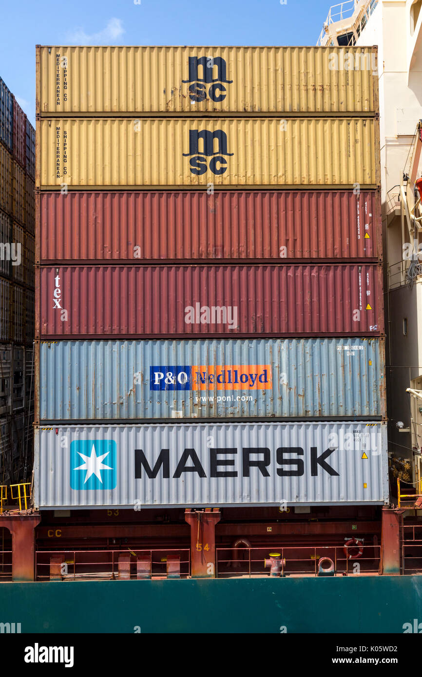 Panama Canal, Panama. Container auf einem Containerschiff, die durch den Kanal. Stockfoto
