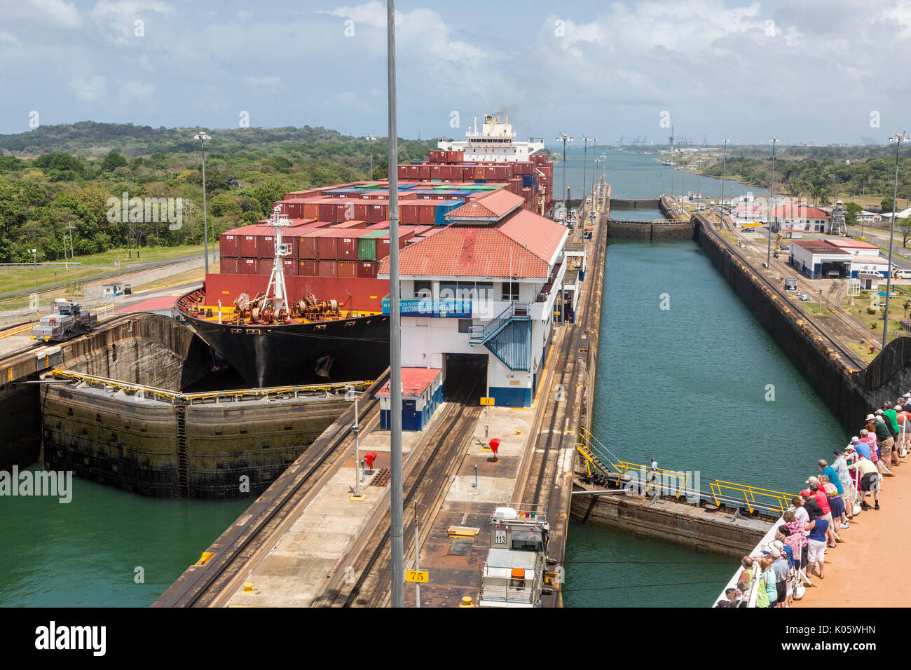 Panama Canal, Panama. Beenden Gatun See, Passagiere auf Kreuzfahrtschiffen zusehen Nähert sich Container schiff Richtung Süden. Stockfoto