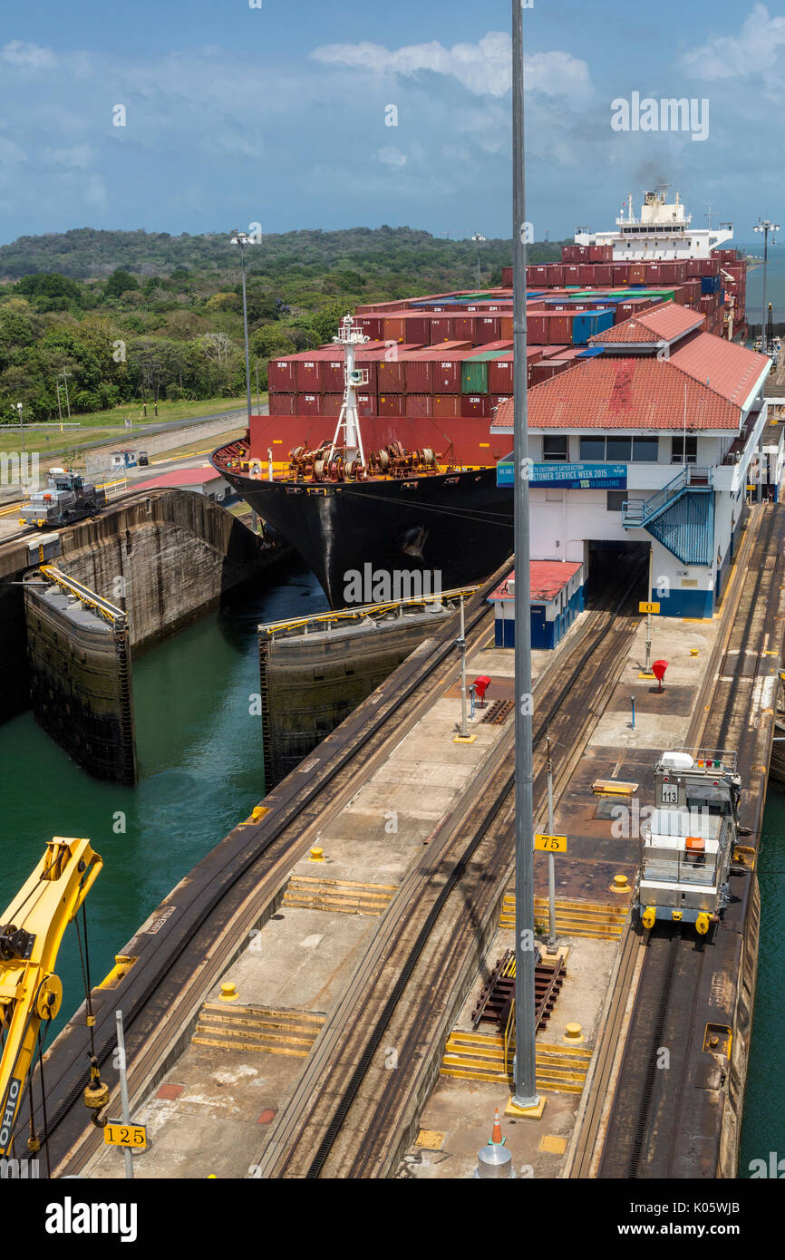 Panama Canal, Panama. Containerschiff zu von der Zweiten Gatun Lock Bewegen an Dritte auf dem Weg zum Lake Gatun. Stockfoto