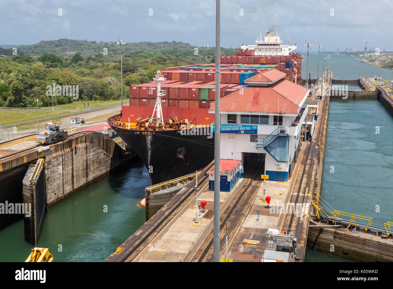 Panama Canal, Panama. Containerschiff zu von der Zweiten Gatun Lock Bewegen an Dritte auf dem Weg zum Lake Gatun. Stockfoto