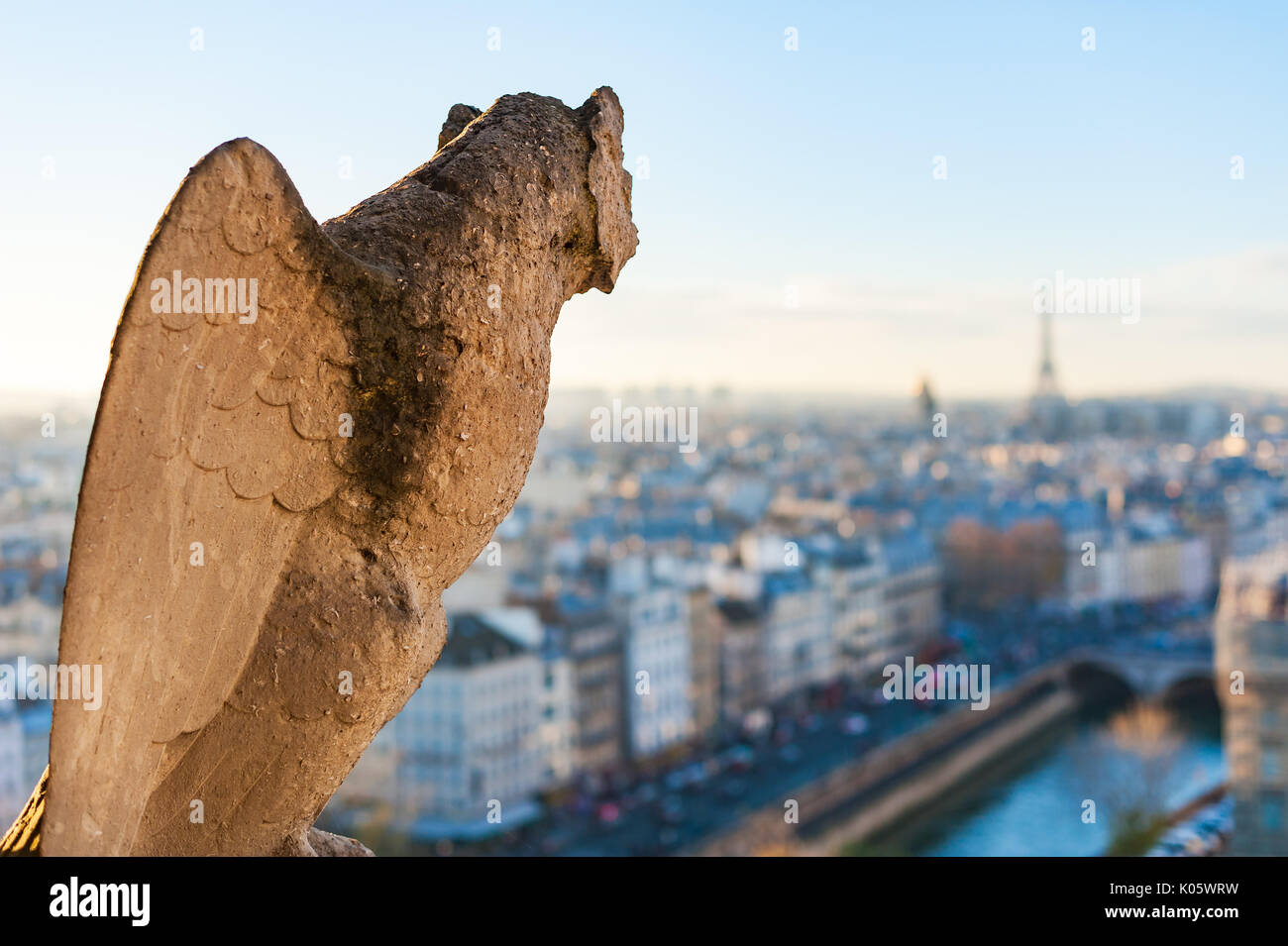 Gargoyle mit Flügeln an der Skyline von Paris suchen Stockfoto