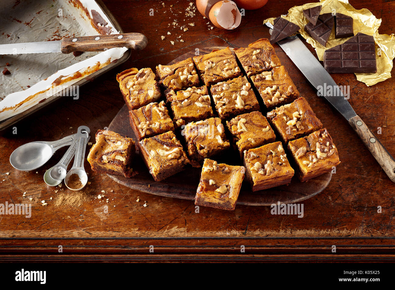 Brownie schneiden -Fotos und -Bildmaterial in hoher Auflösung – Alamy