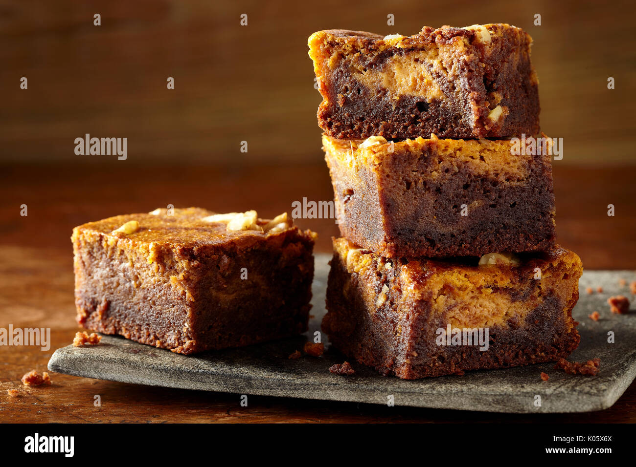 Brownie schneiden -Fotos und -Bildmaterial in hoher Auflösung – Alamy