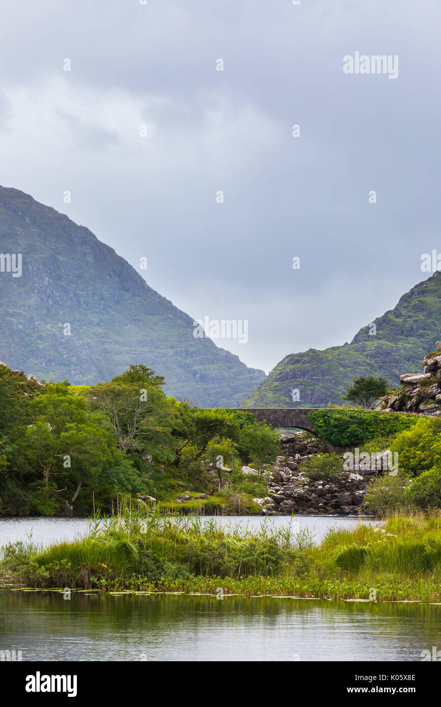 "Die Brücke" an der Lücke von Dunloe, andernfalls bekannt als Bearna eine Choimín Sinne "Lücke der Gemeinsamen-Land') ist ein schmaler Gebirgspfad von Irland Stockfoto