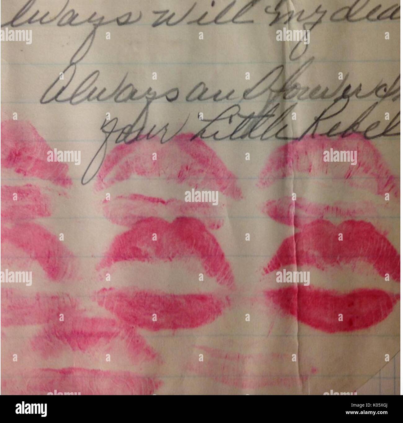 Nahaufnahme von mehreren hellen und dunklen Lippenstift Küsse auf ein Blatt Papier gezeichnet, die lautet: 'für immer und ewig, deine kleine Rebel" in kursiver Schrift, 2016. Stockfoto