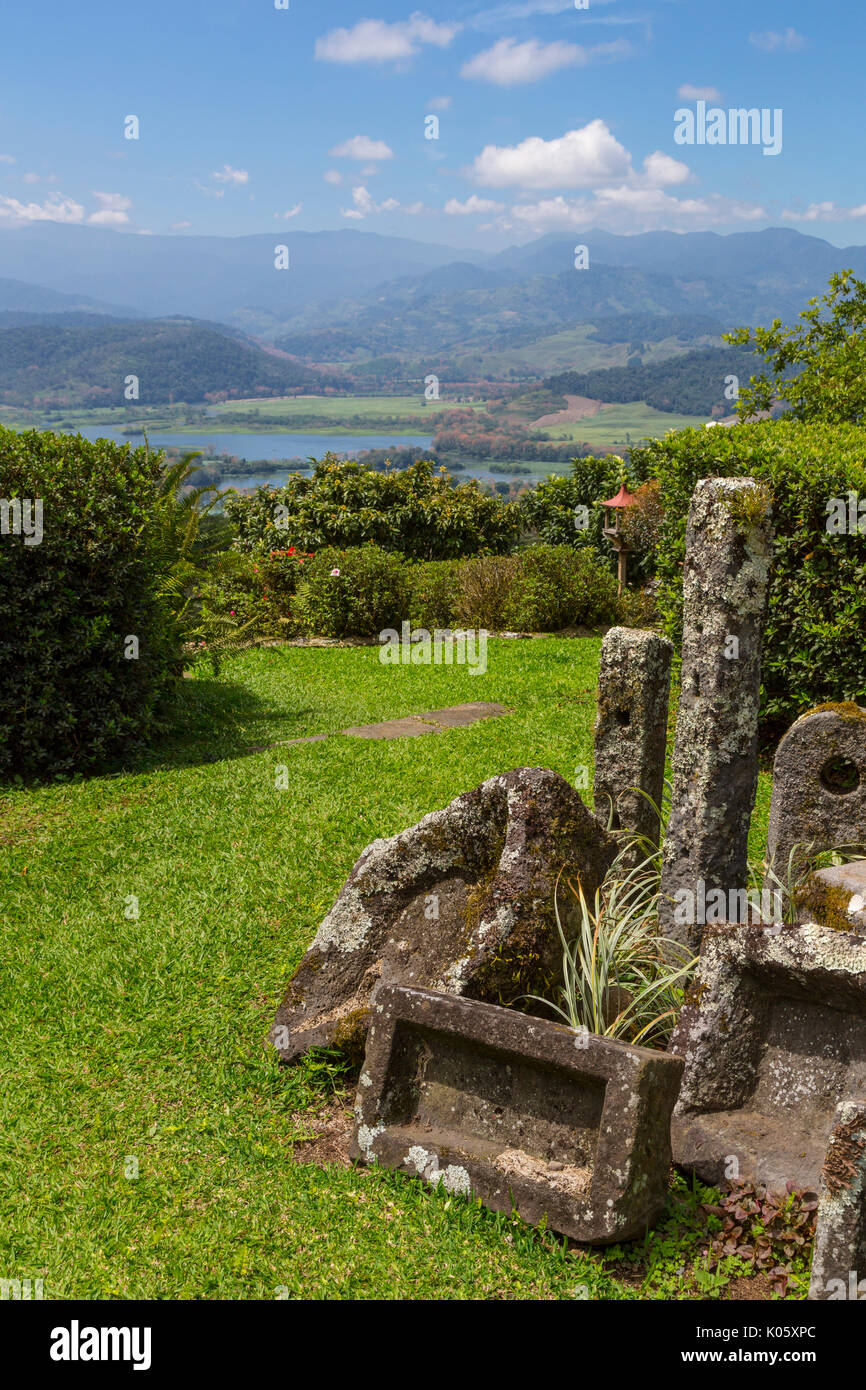 Costa Rica. Tayutic Hacienda, Turrialba Abteilung. Mit Blick auf den See Angostura. Stockfoto