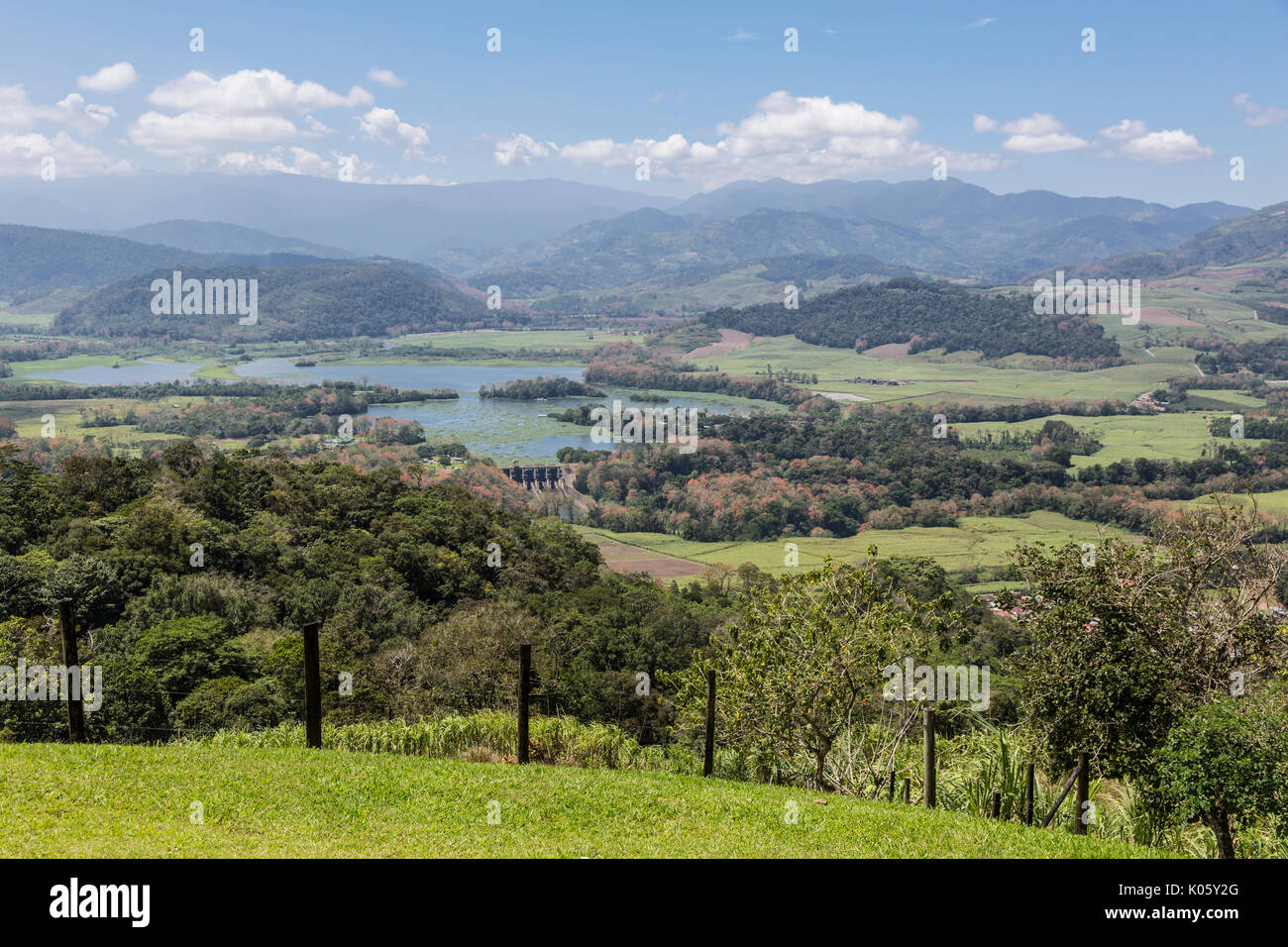 Costa Rica. Blick auf den Lago Angostura aus tayutic Hacienda, Turrialba, in der Cordillera Central. Stockfoto