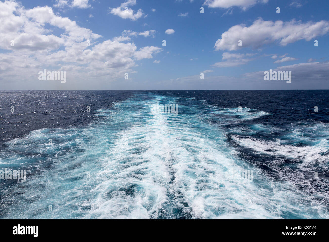 Von einem Schiff in der Karibik. Ruhiges Meer, Horizont. Stockfoto Von einem Schiff in der Karibik. Ruhiges Meer, Horizont. Stockfoto
