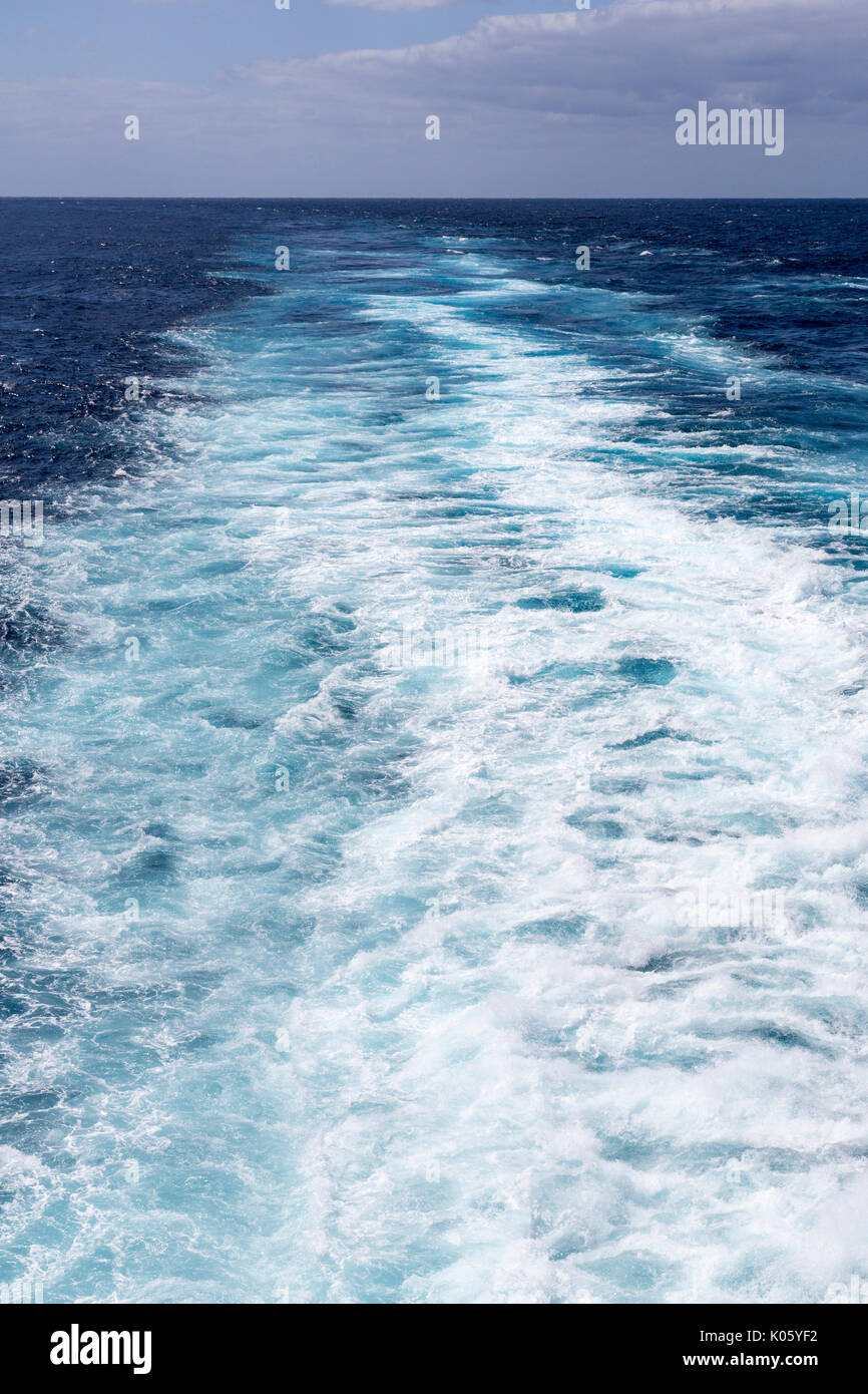 Von einem Schiff in der Karibik. Ruhiges Meer, Horizont. Stockfoto