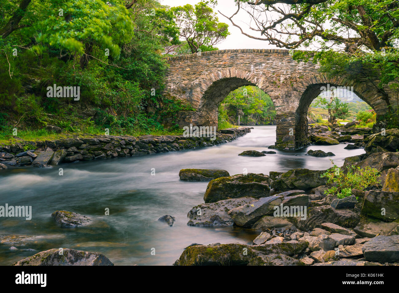 Die alte Weir Bridge ist eine alte Brücke im Nationalpark Killarney im County Kerry, Irland entfernt. Es ist eine Bogenbrücke aus Stein. Die Brid Stockfoto