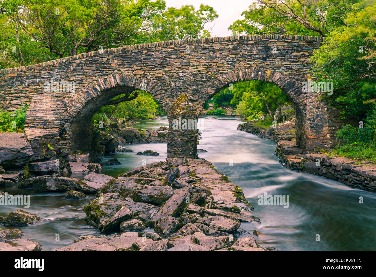 Die alte Weir Bridge ist eine alte Brücke im Nationalpark Killarney im County Kerry, Irland entfernt. Es ist eine Bogenbrücke aus Stein. Die Brid Stockfoto