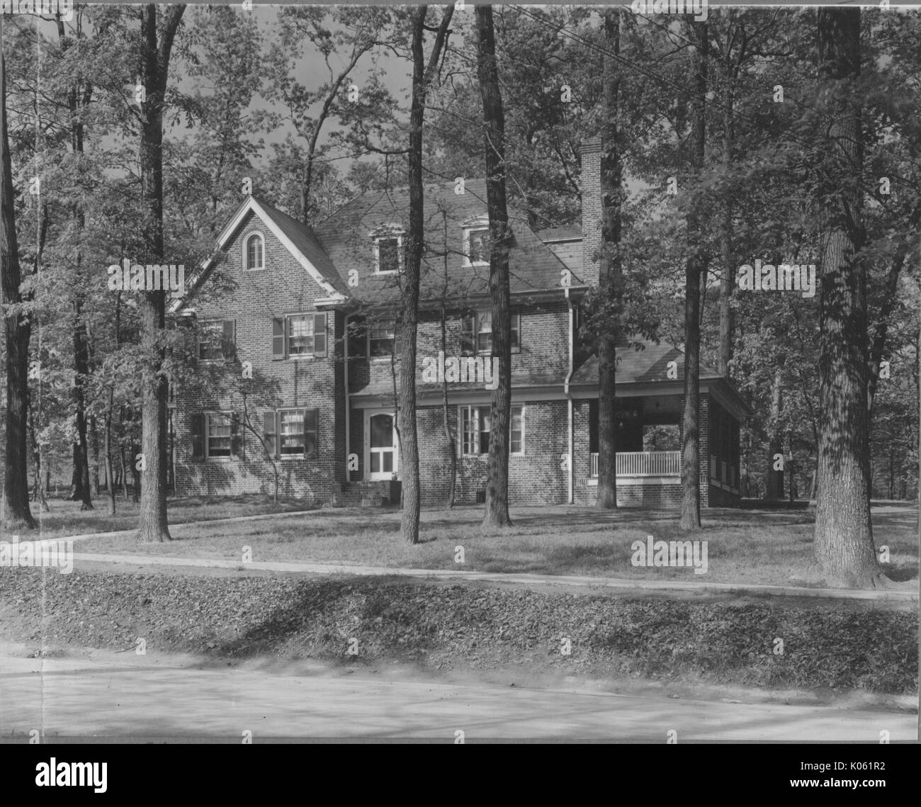 Landschaft Schuß eines drei-stöckige Haus mit Kamin, mehrere hohe Bäume mit Blättern, der das Haus umgibt, Roland Park/Boston, USA, 1910. Dieses Bild wird von einer Reihe dokumentieren den Bau und den Verkauf von Wohnungen in der Roland Park/Guilford Nachbarschaft von Baltimore, einer Straßenbahn Vorort und eines der ersten geplanten Gemeinschaften in den Vereinigten Staaten. Stockfoto