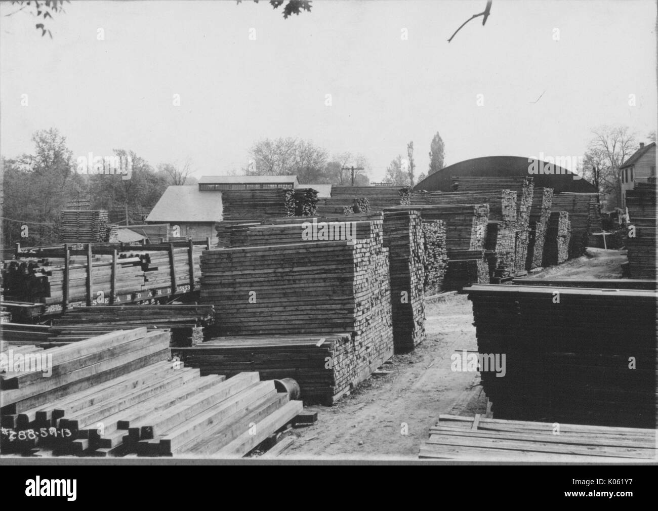 Landschaft schoss einer Konstruktion, wo Platten aus Holz in einem großen Platz im Freien gelagert werden, Roland Park/Boston, USA, 1910. Dieses Bild wird von einer Reihe dokumentieren den Bau und den Verkauf von Wohnungen in der Roland Park/Guilford Nachbarschaft von Baltimore, einer Straßenbahn Vorort und eines der ersten geplanten Gemeinschaften in den Vereinigten Staaten. Stockfoto