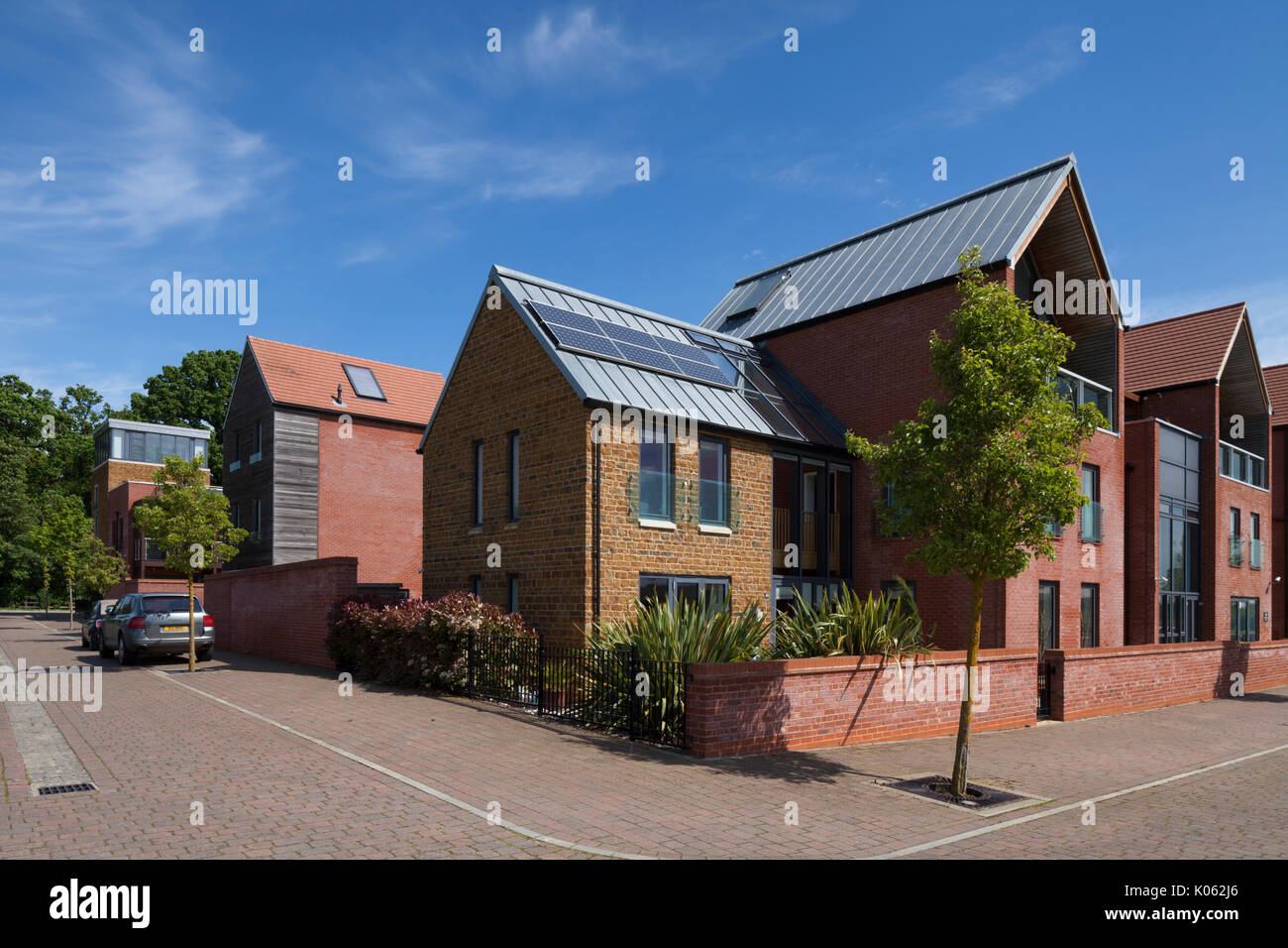 Zeitgenössische Eco - Moderne s-Gehäuse Entwicklung mit Bäumen Futter Straße am Upton, South West District, Northampton, England. Stockfoto