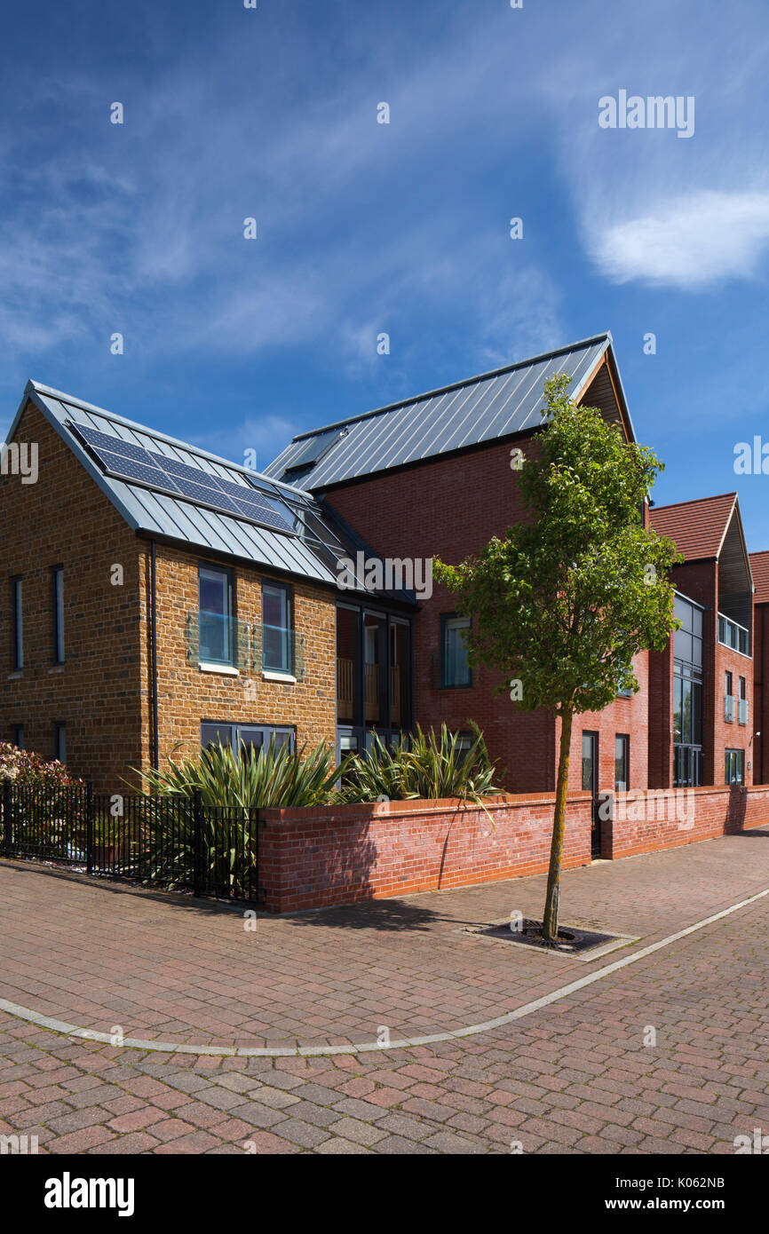 Zeitgenössische Eco - Moderne s-Gehäuse Entwicklung mit Bäumen Futter Straße am Upton, South West District, Northampton, England. Stockfoto
