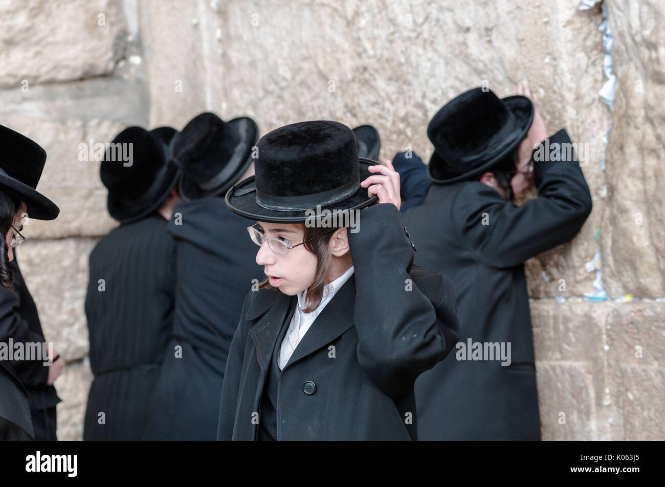 Ein Hasid Junge unter anderem an der westlichen Mauer. Diese Bezeichnung des orthodoxen Judentums konzentriert sich auf die spirituellen Kontakt mit Gott durch lebendige beten. Stockfoto