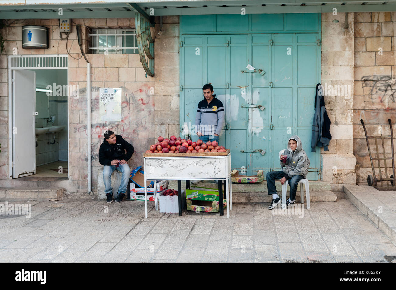 Straßenhändler verkaufen frisch Granatapfelsaft im christlichen Viertel der Altstadt von Jerusalem. Stockfoto