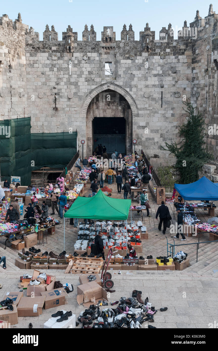 Einen Markt außerhalb von Damaskus Tor in die Altstadt von Jerusalem. 1538 Mauern um Jerusalem gebaut und sind heute die Altstadt definieren. Stockfoto