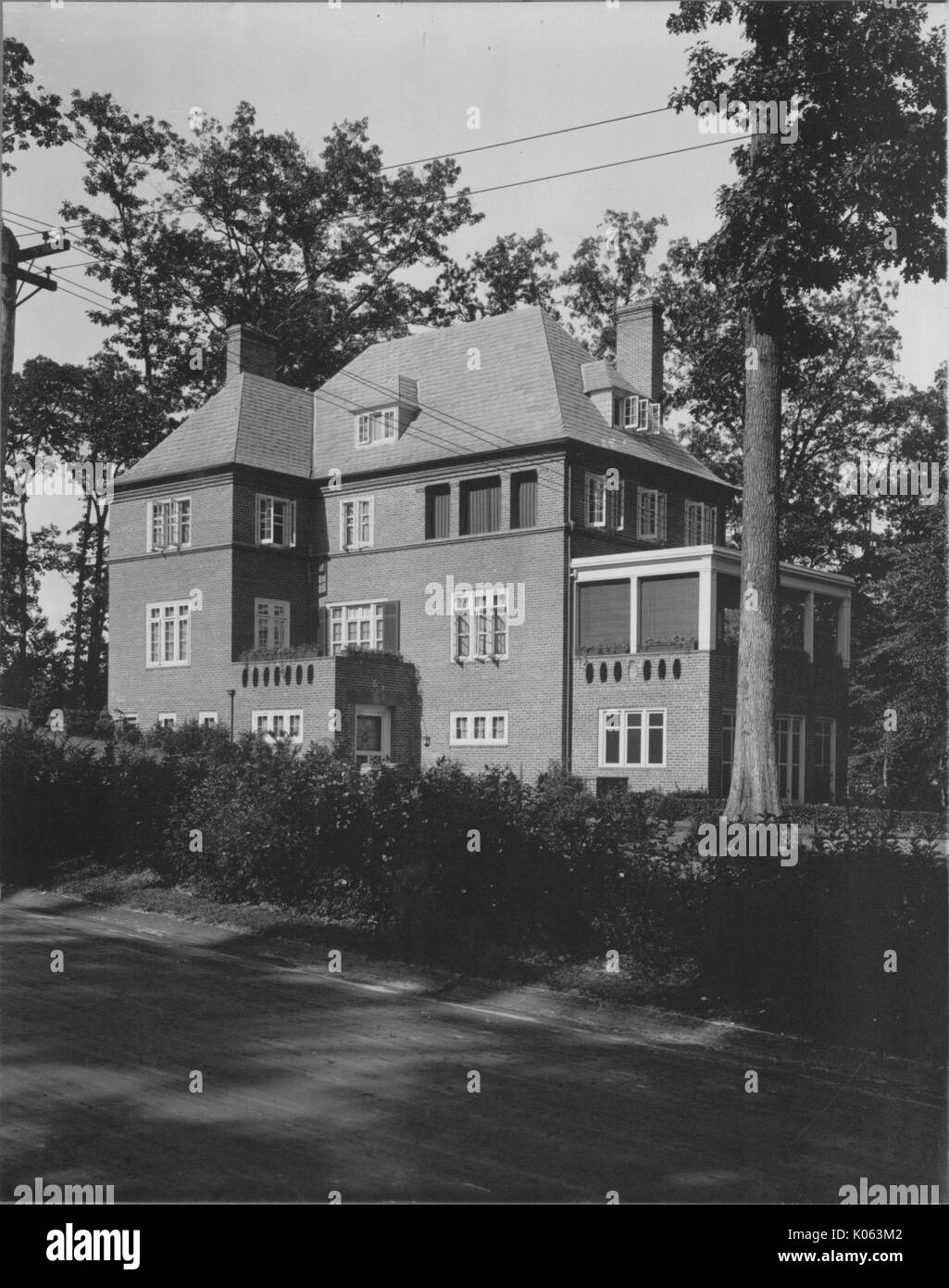 Anzeigen eines Ziegelstein Herrenhaus in der Nähe von Roland Park und Guilford, das Haus ist drei Stockwerke über dem Boden nicht einschließlich der Dachboden, es gibt keine Fensterläden und die zweite Geschichte hat eine Veranda aussortiert, United States, 1910. Dieses Bild wird von einer Reihe dokumentieren den Bau und den Verkauf von Wohnungen in der Roland Park/Guilford Nachbarschaft von Baltimore, einer Straßenbahn Vorort und eines der ersten geplanten Gemeinschaften in den Vereinigten Staaten. Stockfoto