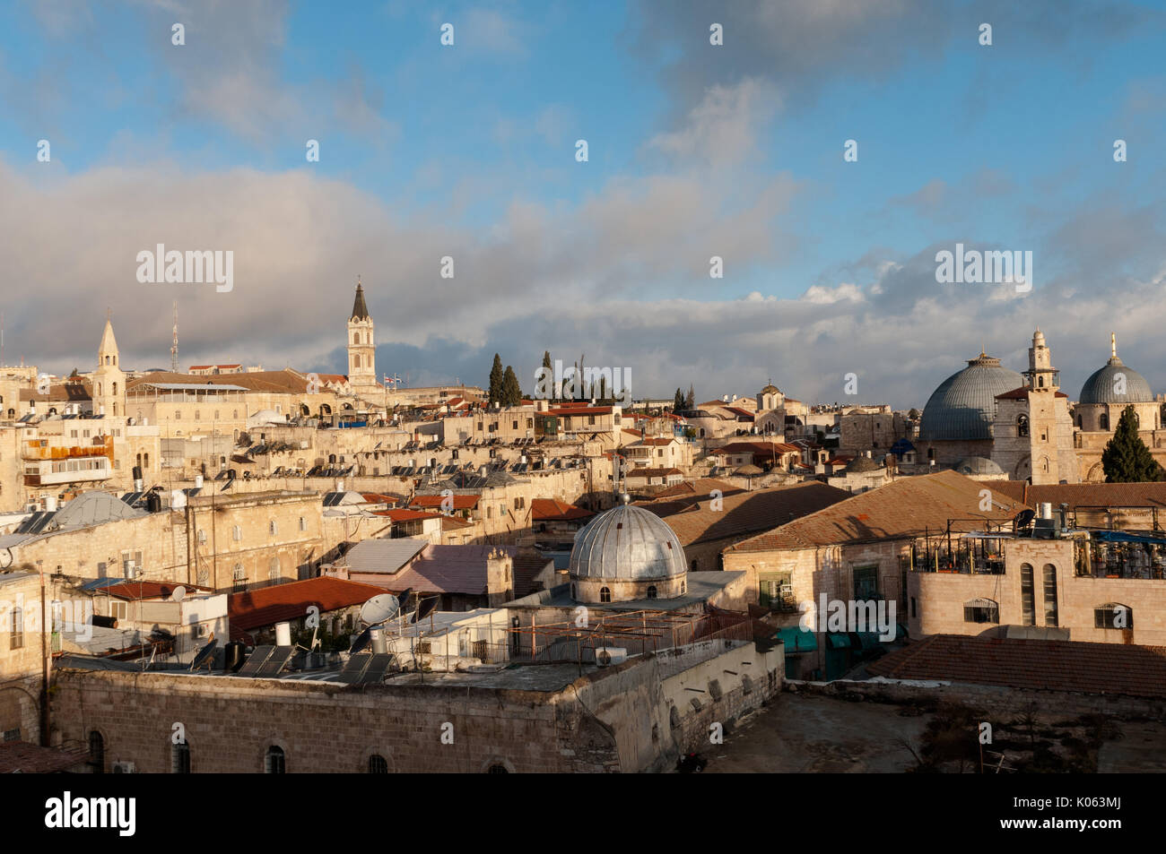 Die Jerusalem Altstadt christliches Viertel mit großen christlichen Seiten: die Kirche des Heiligen Grabes (R) und der Kirche von Johannes dem Täufer (C). Stockfoto