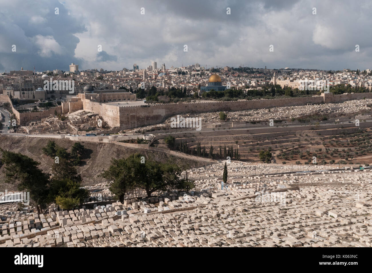 Jüdischer Friedhof auf dem Ölberg in Jerusalem, Israel. Diese Grabstätte hält ungefähr 150.000 Gräber und hat seit mehr als 3000 Jahren verwendet worden. Stockfoto