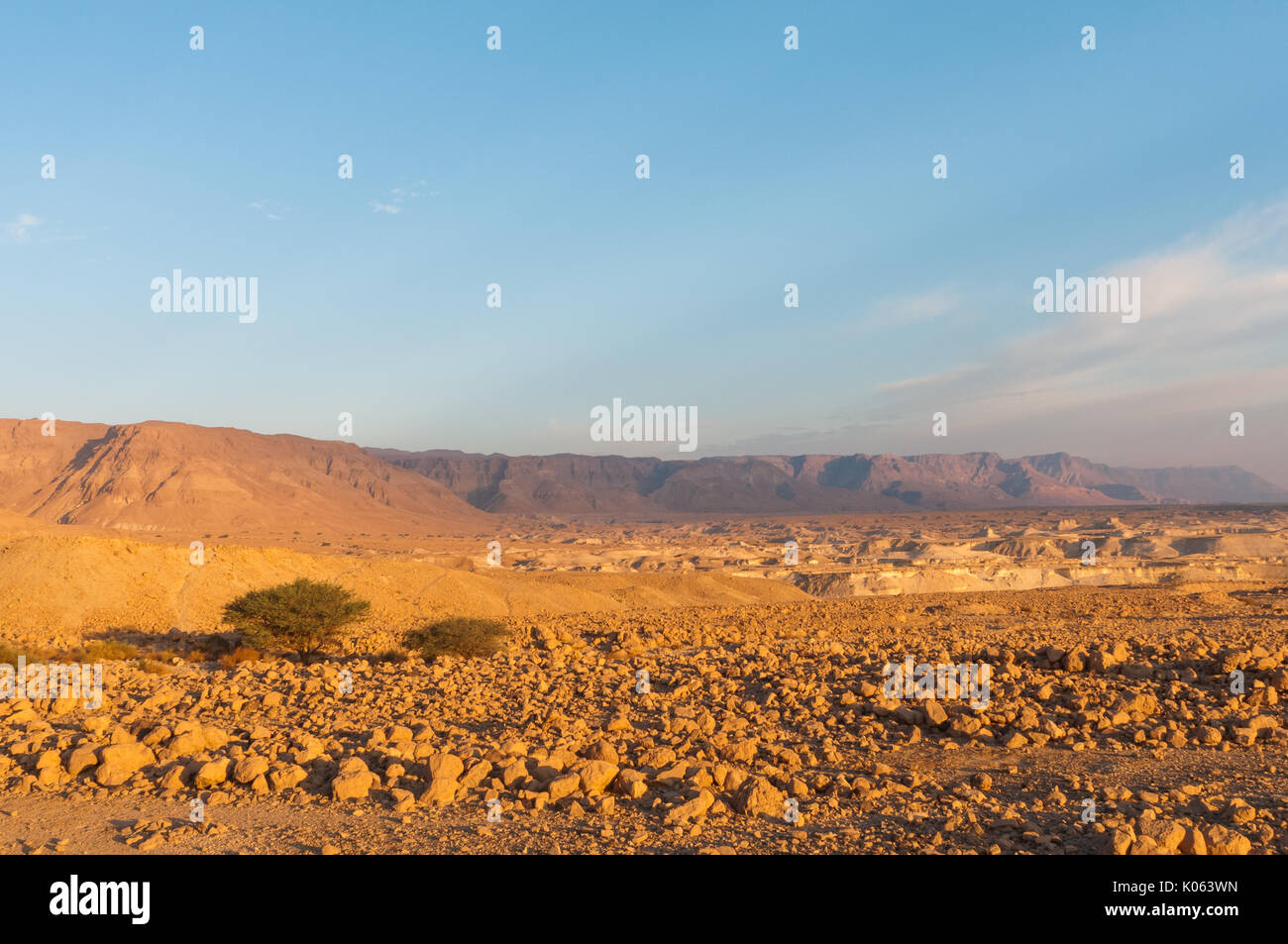 Eine karge Landschaft der Judäischen Wüste am Fuße von Masada, Israel. Stockfoto