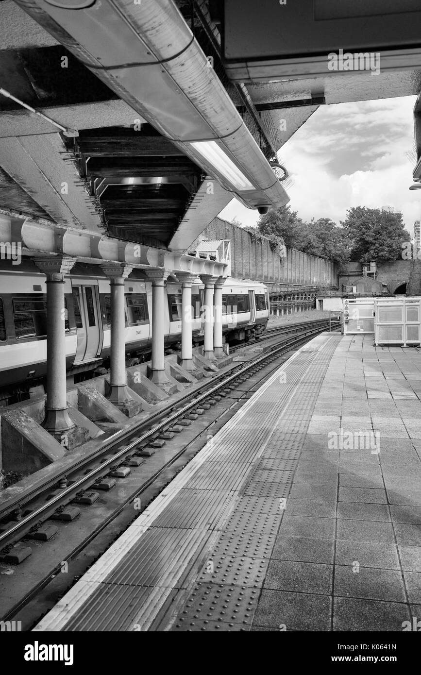 S-Bahn im Surrey Quats Station in London. Stockfoto