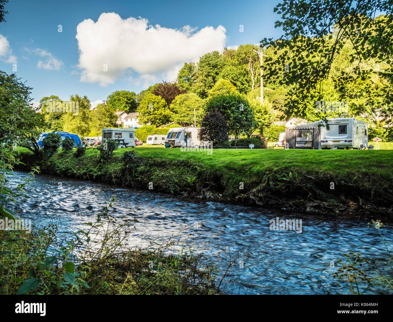 Ein kleiner Campingplatz am Ufer des Flusses Exe in Exmoor, Somerset. Stockfoto