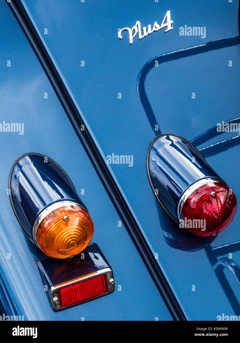 Ein abstraktes Bild der Abzeichen und Rücklichter eines blauen Classic vintage Morgan Plus 4 Sport Auto. Stockfoto