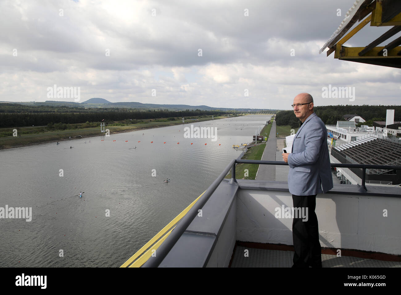 Racice, Tschechische Republik. 21 Aug, 2017. Vorsitzender des Tschechischen Canoe Union Jan Bohac beobachtet die Racice Areal vor der 2017 ICF Canoe Sprint Wm Racice, Tschechische Republik am Montag, 21. August 2017. Credit: Ondrej Hajek/CTK Photo/Alamy leben Nachrichten Stockfoto