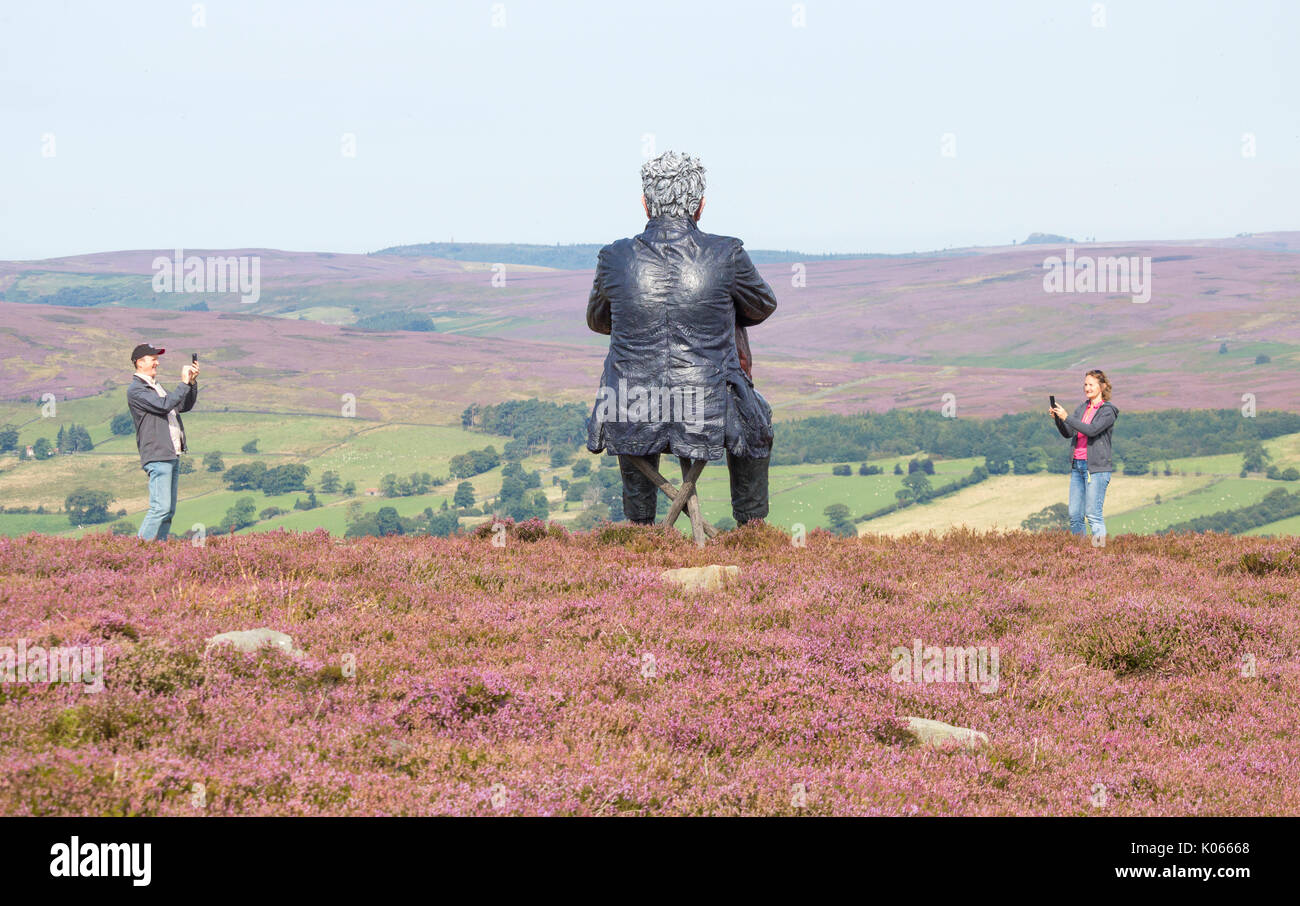 Castleton Rigg, North York Moors National Park, England, Grossbritannien. 3 Meter hohe bemalte Bronze Skulptur, die Eated Abbildung", die von Sean Henry. Stockfoto