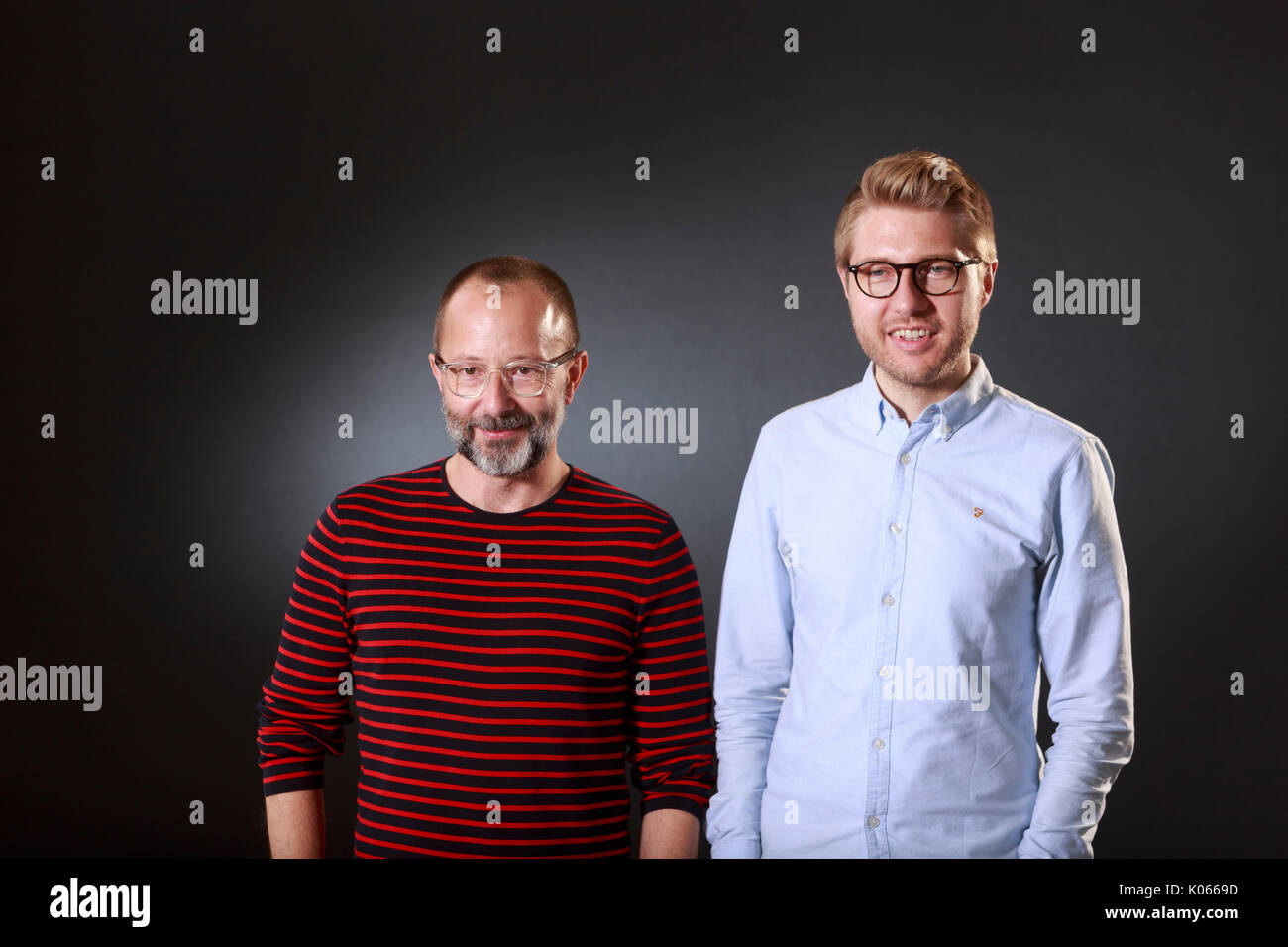 Edinburgh, Schottland, Großbritannien. 21 Aug, 2017. Tag 10 Edinburgh International Book Festival. Bild: Christopher Beanland, Autor, er schreibt über Architektur, Kunst und Kultur für Zeitungen, einschließlich des Unabhängigen, Guardian, Telegraph und verschiedene Zeitschriften auf der ganzen Welt und Tom Dyckhoff, britische Schriftstellerin, Sender und Historiker für Architektur, Design und Städte. Er hat in Fernsehen, Radio, Ausstellungen, Print- und Onlinemedien tätig. Credit: Pako Mera/Alamy leben Nachrichten Stockfoto