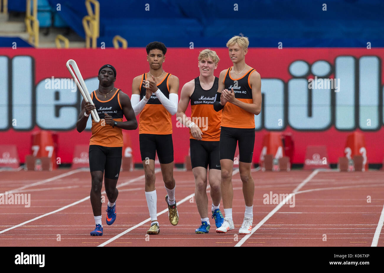 Birmingham, Großbritannien. 20 Aug, 2017. Marshall Milton Keynes AC Relais Mannschaft tragen die Commonwealth Baton auf der Zielgeraden auf der Strecke während der Muller Grand Prix Birmingham Athletik an Alexandra Stadium, Birmingham, England am 20. August 2017. Foto von Andy Rowland. Credit: Andrew Rowland/Alamy leben Nachrichten Stockfoto