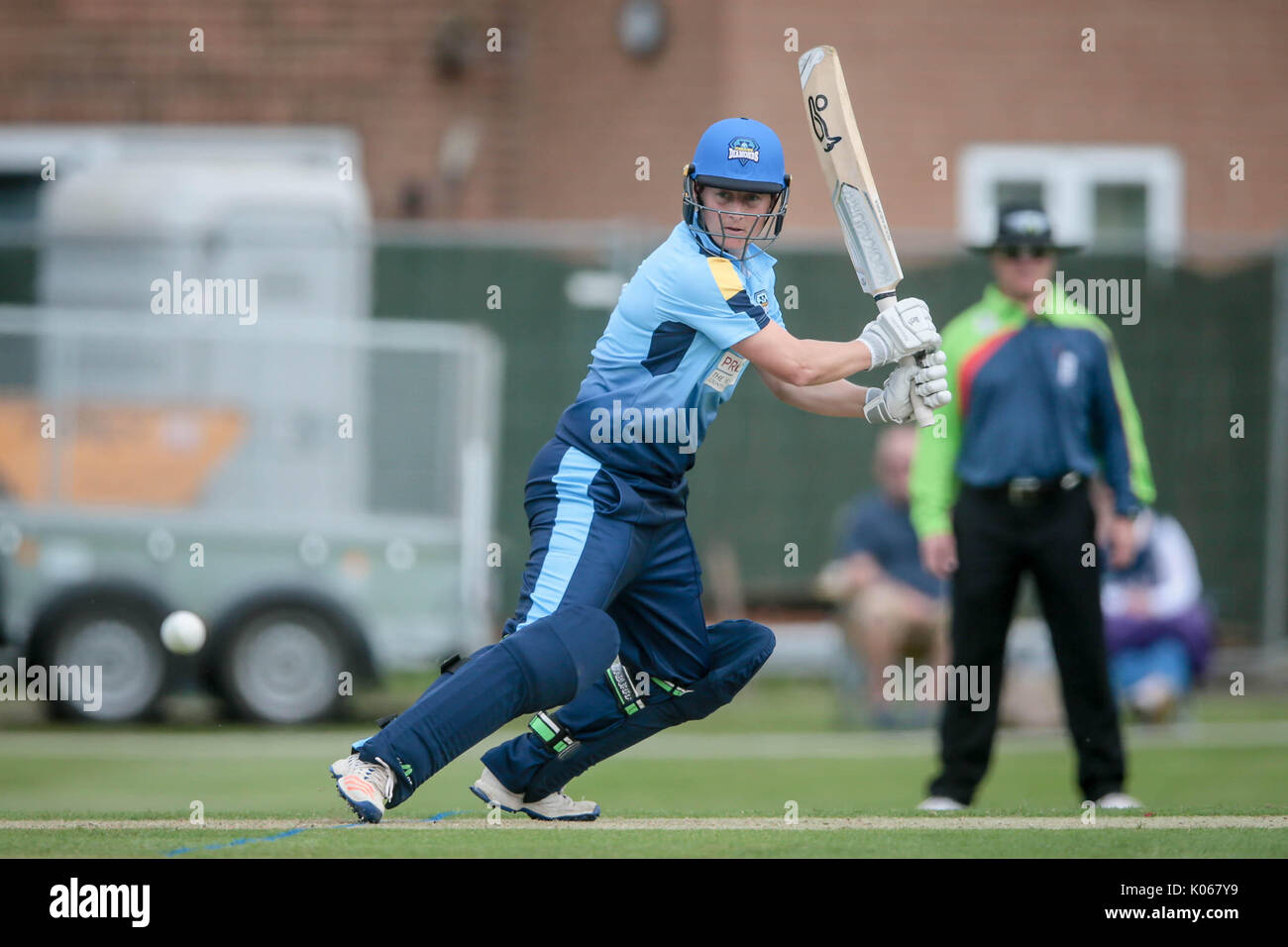 York, UK. 20 Aug, 2017. Sophie Devine (Yorkshire Diamanten) schlägt die Kugel zum outfield während der Kia Super League Spiel gegen westliche Sturm. Yorkshire Diamanten v Western Sturm am Sonntag, den 20. August 2017 in York Cricket Club. Foto von Mark P Doherty. Credit: Gefangen Light Fotografie begrenzt/Alamy leben Nachrichten Stockfoto