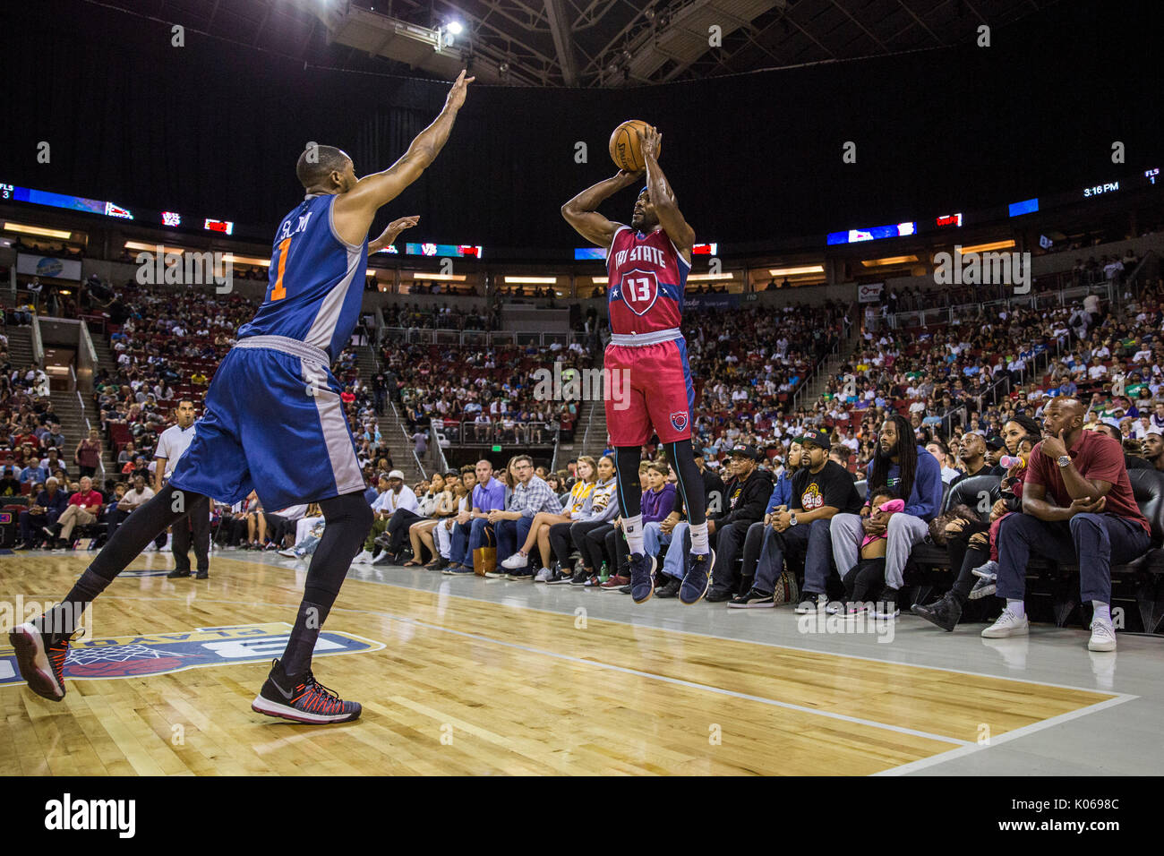 Mike James #13 Tri nimmt als DerMarr Johnson #1 3 Die Gesellschaft versucht, Woche 9 BIG 3 drei - an - drei Basketball League KeyArena August 20,2017 Seattle, Washington erschossen. Stockfoto