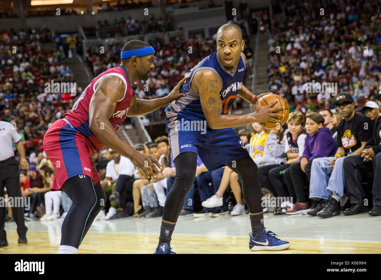 Andre Owens #20 3 der Firma Antriebe Kugel gegen Mike James #13 Tri - Woche 9 BIG 3 drei - an - drei Basketball League KeyArena August 20,2017 Seattle, Washington. Stockfoto