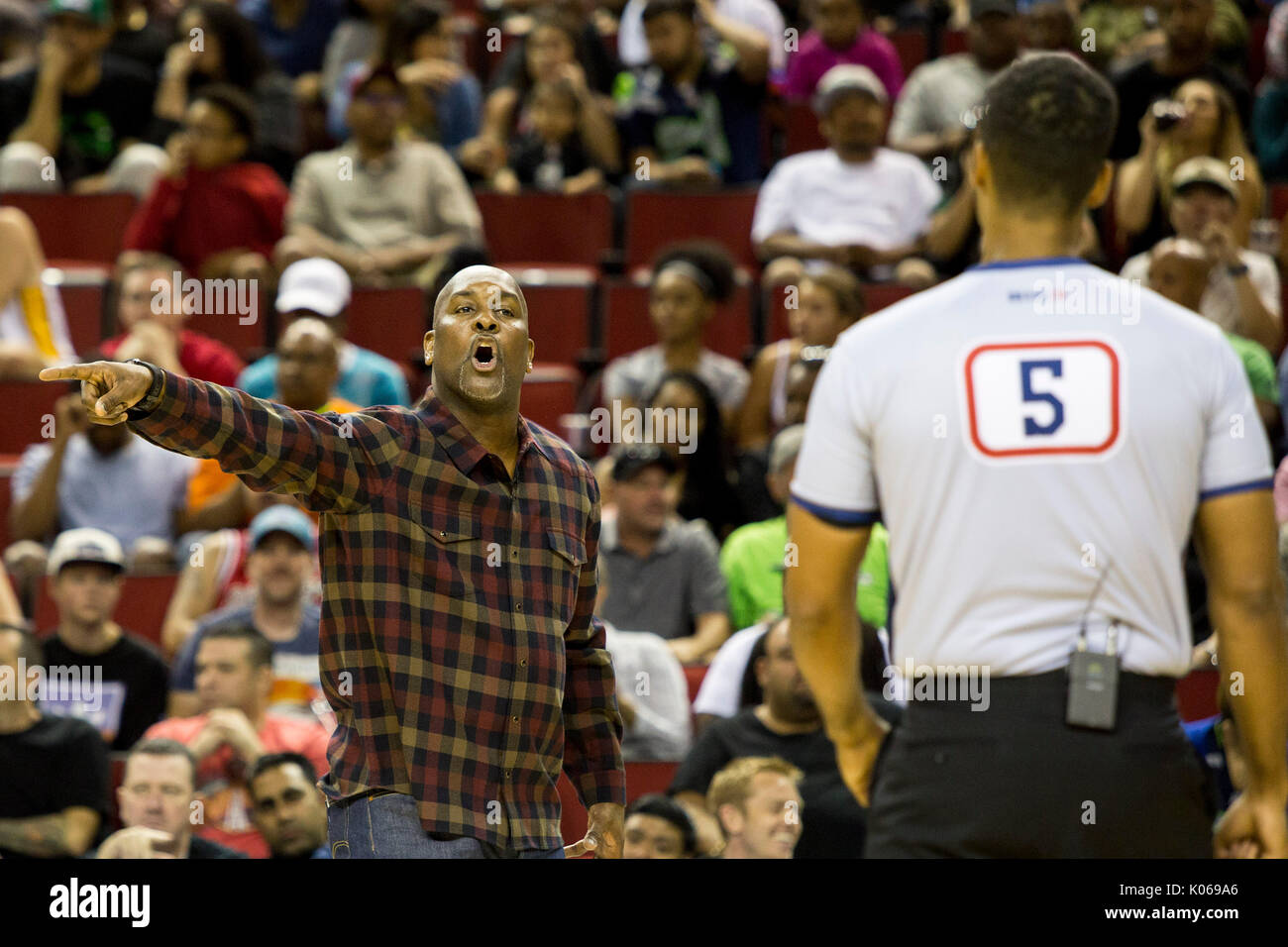 Gary Payton schreit von courtside Woche neun grossen 3 drei - an - drei Basketball League KeyArena August 20,2017 Seattle, Washington. Stockfoto