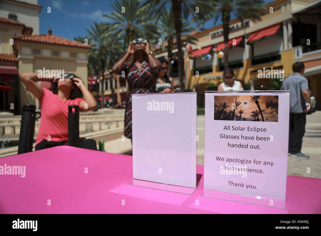 Florida, USA. 21 Aug, 2017. Ein Zeichen informiert die Besucher, die eine Versorgung von eclipse Gläser bereits bei CityPlace in West Palm Beach Montag, 21. August 2017 übergeben worden ist. Quelle: Bruce R. Bennett/der Palm Beach Post/ZUMA Draht/Alamy leben Nachrichten Stockfoto