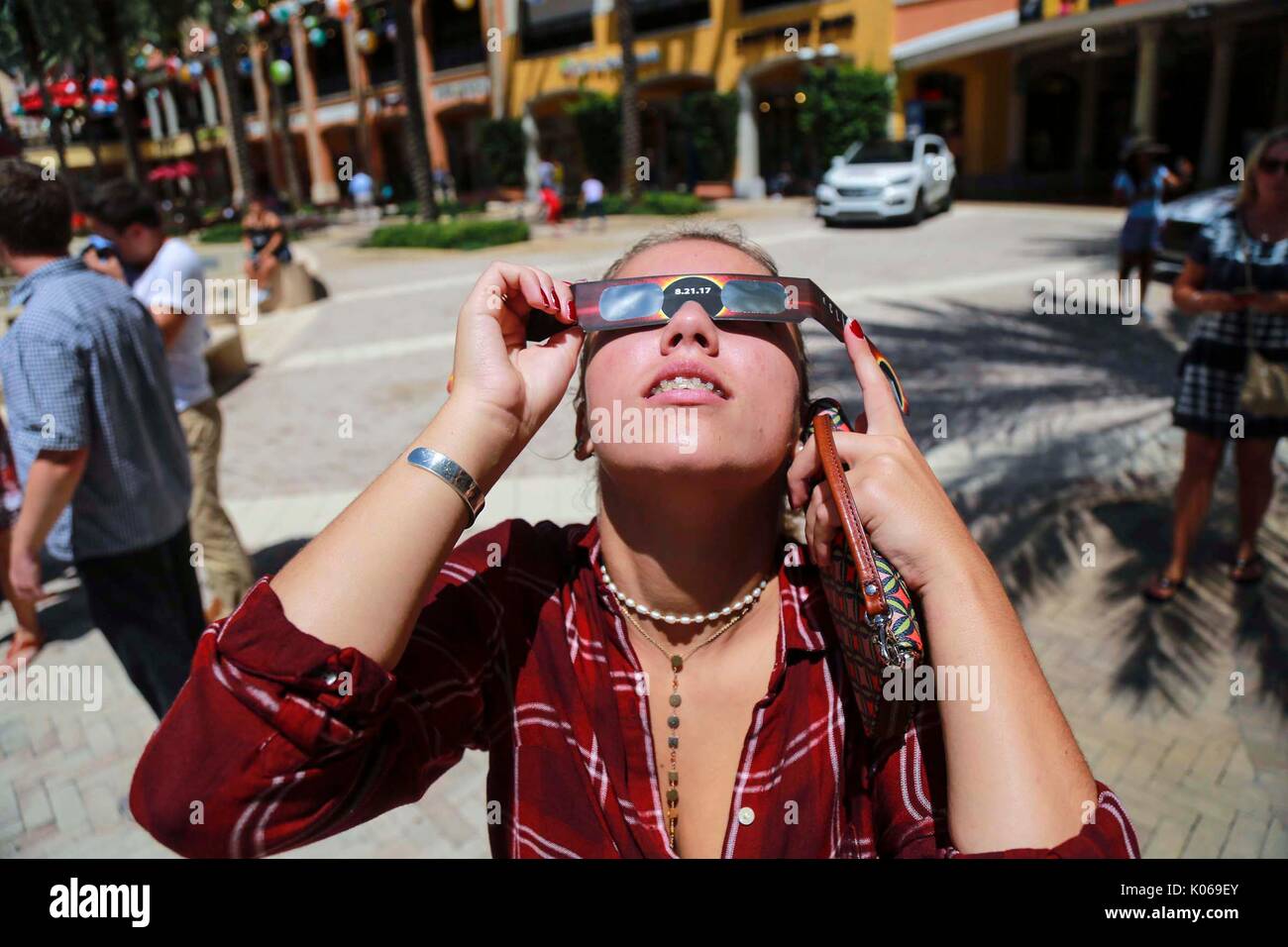 Florida, USA. 21 Aug, 2017. Nadja Ivanovic von West Palm Beach beobachtet die Eclipse bei CityPlace in West Palm Beach Montag, 21. August 2017. '' Es wirklich cool ist", sagte sie. Quelle: Bruce R. Bennett/der Palm Beach Post/ZUMA Draht/Alamy leben Nachrichten Stockfoto