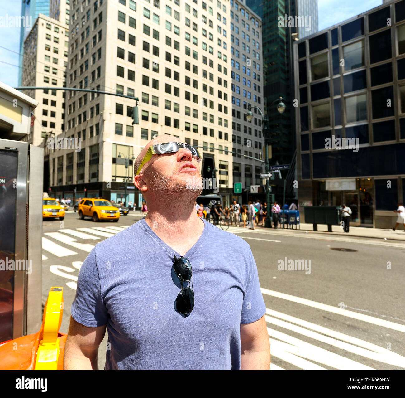 New York, USA. 21 August, 2017. Menschenmassen versammeln, wie Leute versuchen und die vollständige Total Eclipse auf und in der Nähe der 42. Straße, die von der Grand Central August 21, 2017 in New York City. Credit: Donald Bowers/Alamy leben Nachrichten Stockfoto