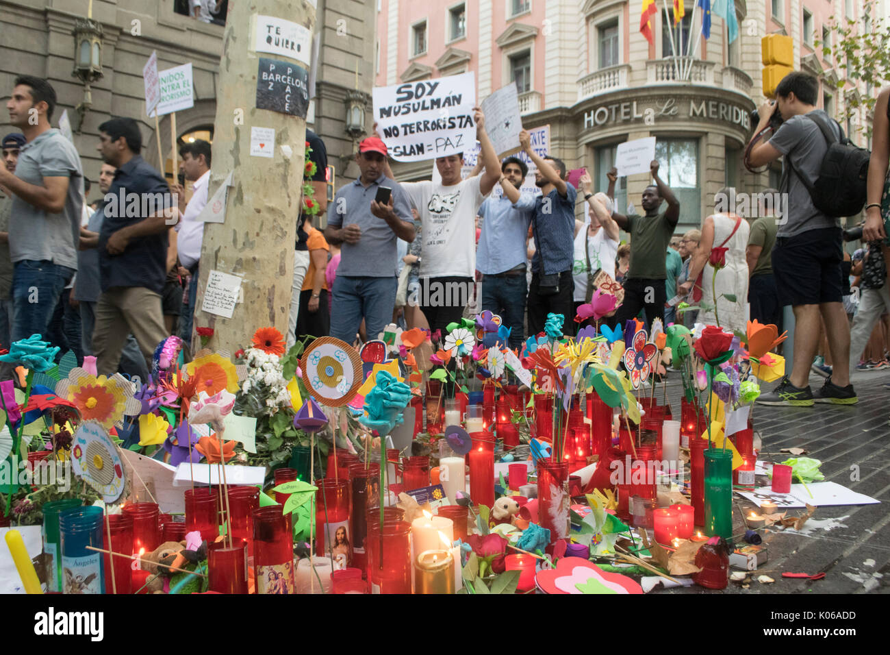 Barcelona, Spanien. 21 August, 2017. Muslimische Demonstranten März gegen den Terrorismus auf den Straßen von Barcelona nach einem Terroranschlag, der das Leben von 14 Personen in Anspruch genommen. Credit: Evan McCaffrey/Alamy leben Nachrichten Stockfoto