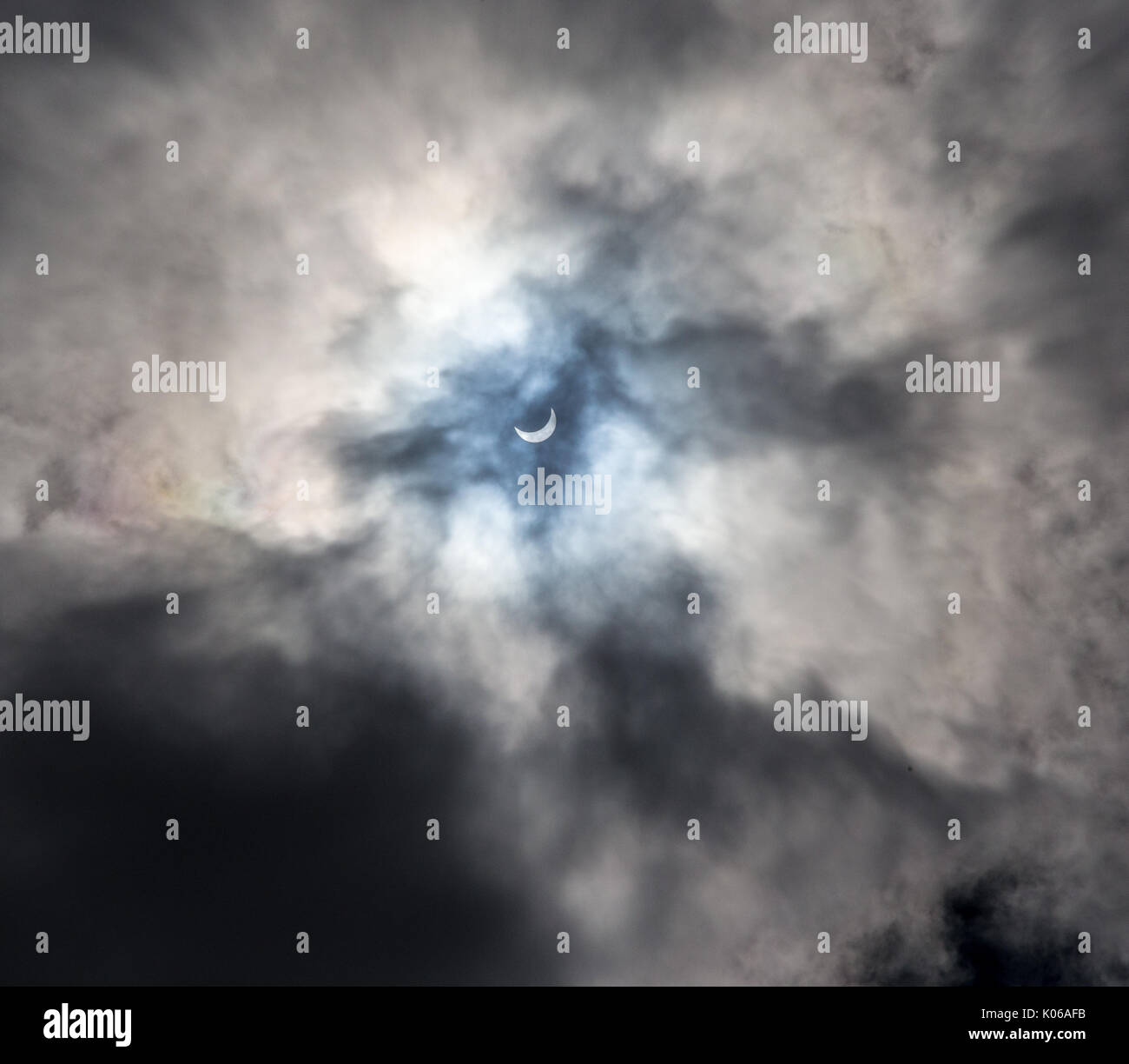 Albuquerque, New Mexico, USA, 21. August 2017, Sonnenfinsternis der Mond verdeckt die Sonne mit Wolken als eine natürliche Filter, Neala McCarten/Alamy leben Nachrichten Stockfoto