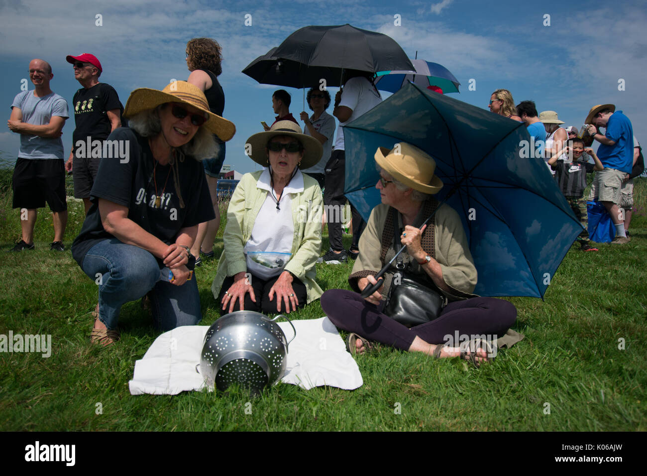 Amherst, USA. 21 Aug, 2017. Drei Frauen mit Sieb zum Ansehen Eclipse in Amherst, MA Credit: Edgar Izzy/Alamy leben Nachrichten Stockfoto