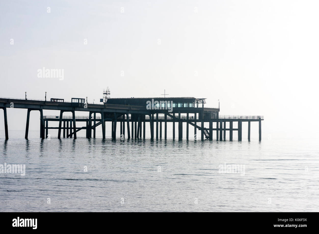 Konkrete am Pier der Deal in Kent, stieß auf das Meer in sehr misty Haze am frühen Morgen Licht, kein Horizont mit Meerblick in ganz weissen Himmel. Stockfoto