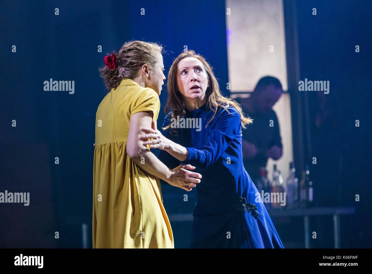Edinburgh, Großbritannien. 22 Aug, 2017. Preisgekrönte Dramatiker Zinnie Harris reimagines AeschylusÕs 2.500 Jahre alten drama Orestie in einer blasenbildung neue Version von Bürgern Theater inszeniert und von Dominic Halle geleitet. Orestie: Der ruhelose Haus wird als Teil des Edinburgh International Festival am Lyceum von 22.-27. August 2017 durchgeführt werden. Credit: Rich Dyson/Alamy leben Nachrichten Stockfoto