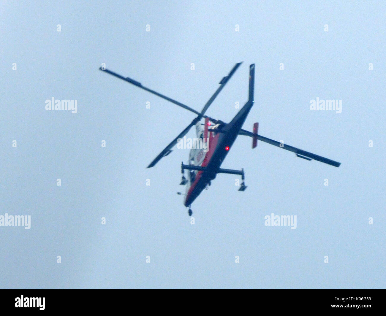 Sheerness, Kent. 22 Aug, 2017. Einen ganz besonderen Rotex Helikopter beschmutztes Fliegen über Sheerness in Richtung Southend On Sea. Rotex betreiben eine schmale Karman K-1200 K-Max Hubschrauber für das Heben und Transportieren schwerer Lasten (bis 2722 kg) - mehr als Gewicht des Hubschraubers ausgelegt. Die K-1200 verfügt über spezielle Verzahnung Rotoren. Es gemeinhin betreibt in Berggebieten für kritische repetitive heben, Katastrophenhilfe und Such- und Rettungsaktionen. (Im März 2015 waren es nur 21 operationelle weltweit). Credit: James Bell/Alamy leben Nachrichten Stockfoto