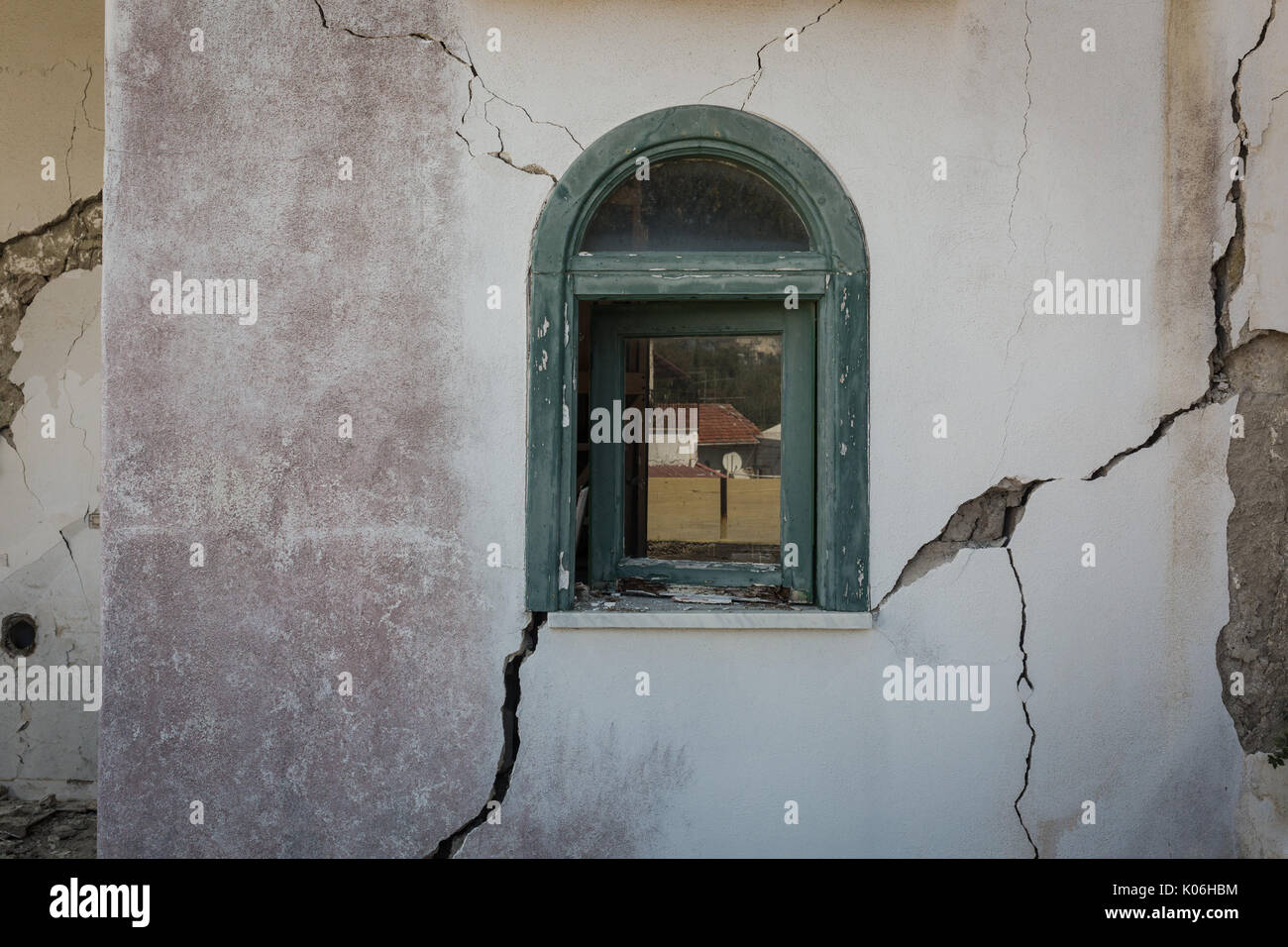 Casamicciola, Italien. 22 Aug, 2017. War eine Stärke 3,6 Erdbeben klopfen in Ischia spät am Tag am 21. August gehört. Mehrere zusammen, darunter ein Palast und eine Kirche, zahlreiche Verletzte. Aus den Trümmern zwischen dem 21. und dem 22. August, drei junge Brüder leben. Zwei Opfer gefunden. (Italien, Ischia, Casamicciola, 22. August 2017) Quelle: Unabhängige Fotoagentur Srl/Alamy leben Nachrichten Stockfoto